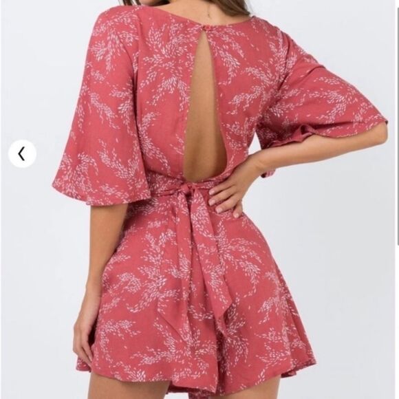 Princess Polly The Louie Playsuit Red & White Floral Open Back Romper SIZE 6 - Picture 2 of 9